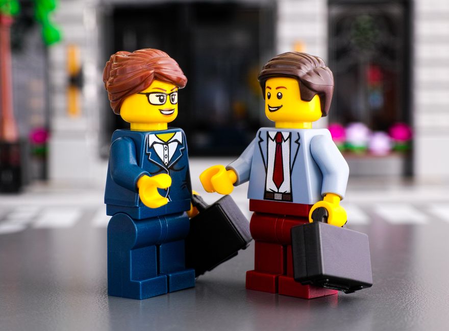 Lego e Playmobil: 2 metodi per stimolare la creatività dei professionisti attraverso il gioco 